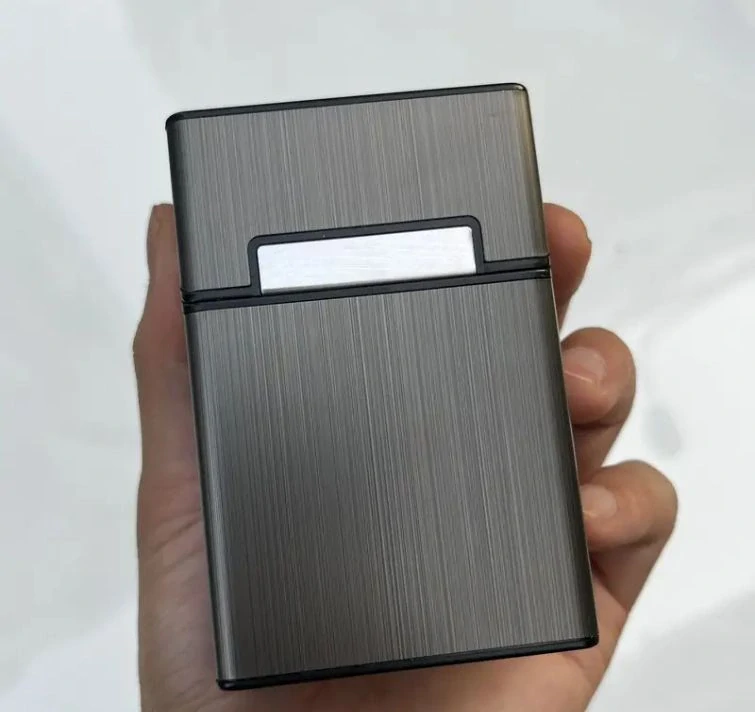 Elegantné puzdro na cigarety s personalizovaným koženým detailom