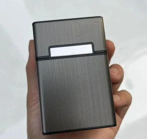 Elegantné puzdro na cigarety s personalizovaným koženým detailom