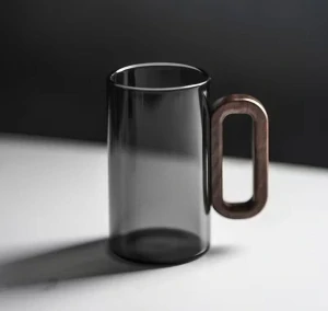 Sada elegantných sklenených hrnčekov s dreveným uchom a personalizovaným gravírovaním 