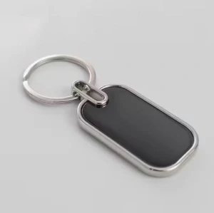 Elegantný kovový prívesok na kľúče s gravírovaním