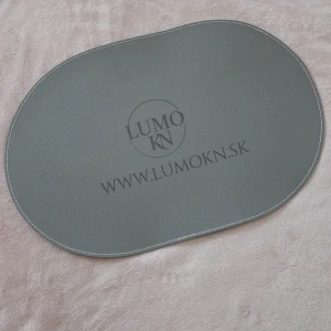 Elegantné oválne prestieranie z umelej kože s gravírovaním 30cm x 45cm