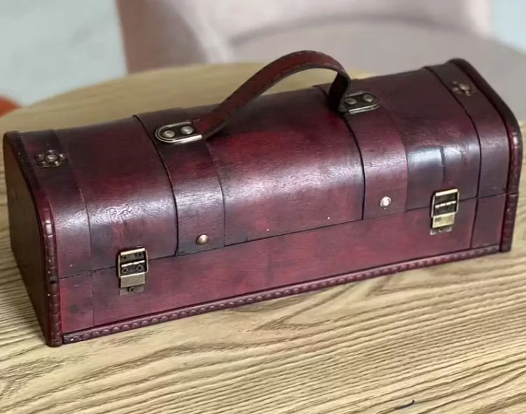 Drevená vintage truhlica na víno s personalizovaným gravírovaním