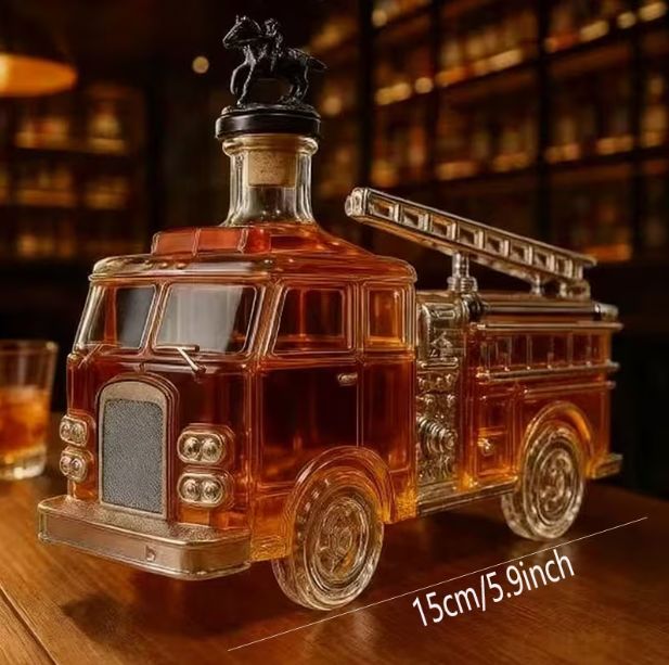 Exkluzívna sklenená karafa "HASIČSKÉ AUTO" s dreveným štítkom a gravírovaním