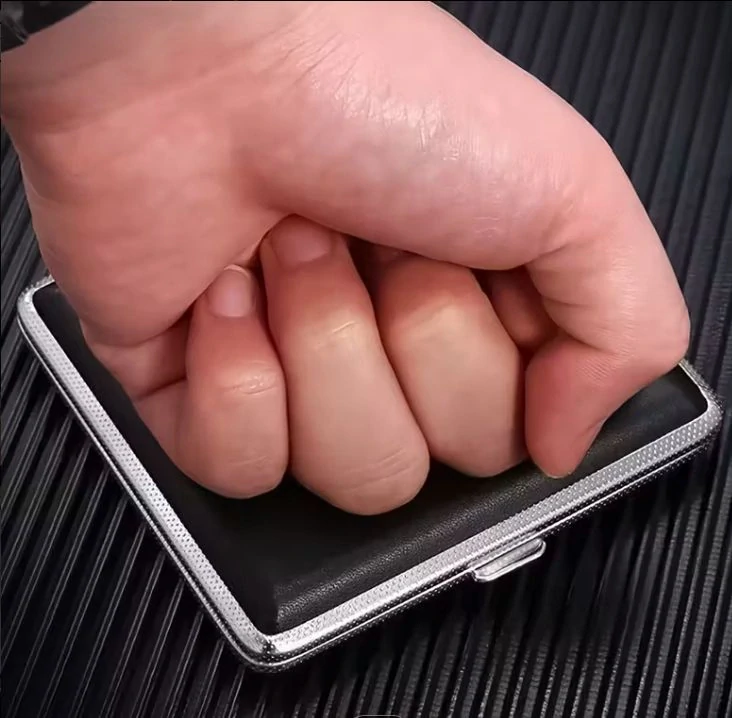 Elegantné puzdro na cigarety z PU kože s gravírovaním