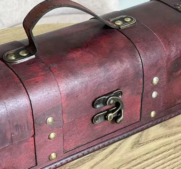 Drevená vintage truhlica na víno s personalizovaným gravírovaním