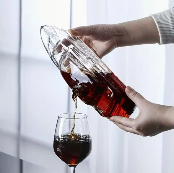 Karafa v tvare luxusnej jachty s gravírovaním (750 ml) 