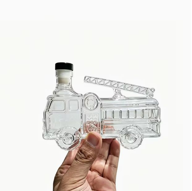 Exkluzívna sklenená karafa "HASIČSKÉ AUTO" s dreveným štítkom a gravírovaním