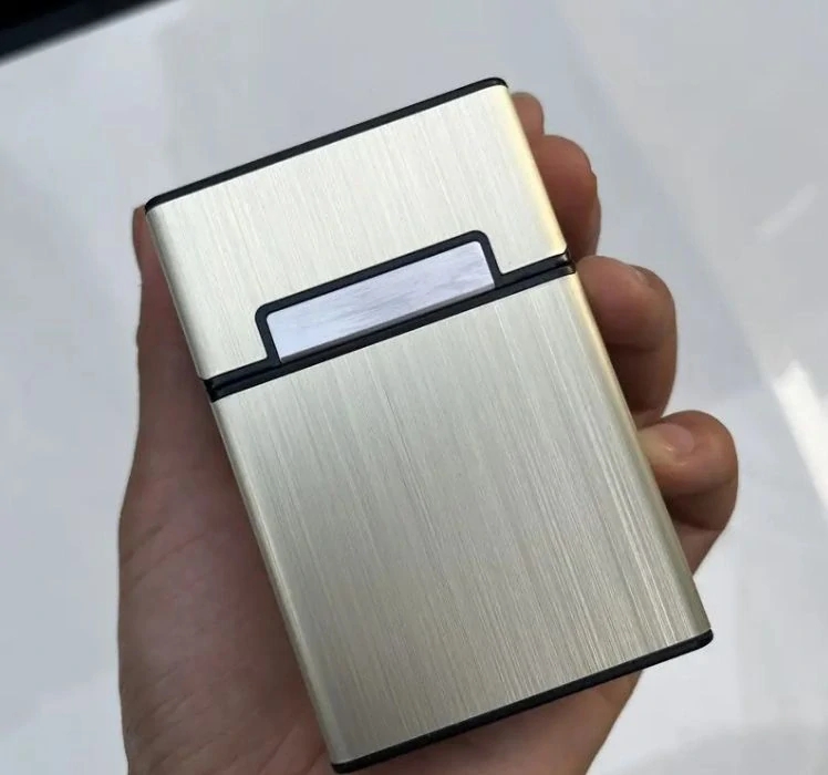 Elegantné puzdro na cigarety s personalizovaným koženým detailom