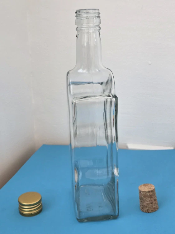 Personalizovaná hranatá sklenená fľaša s uzáverom 500 ml