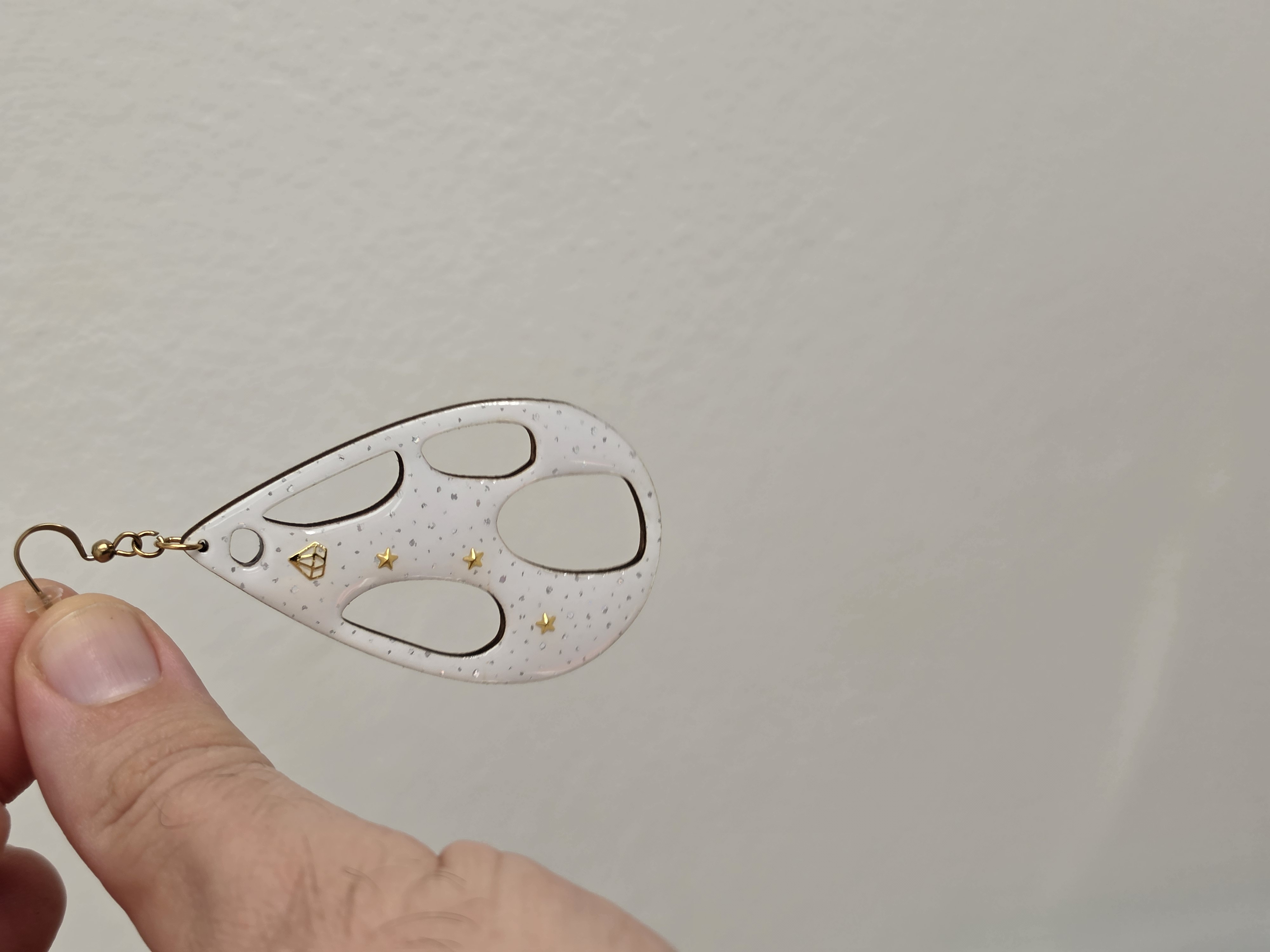 Biele visiace boho náušnice Slza so zlatými detailmi, živicou a 18k zlatom