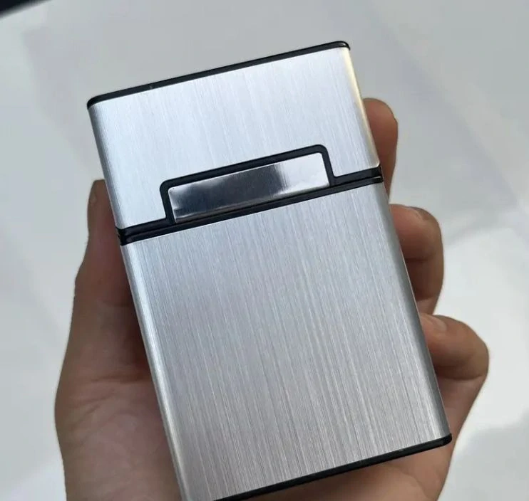 Elegantné puzdro na cigarety s personalizovaným koženým detailom