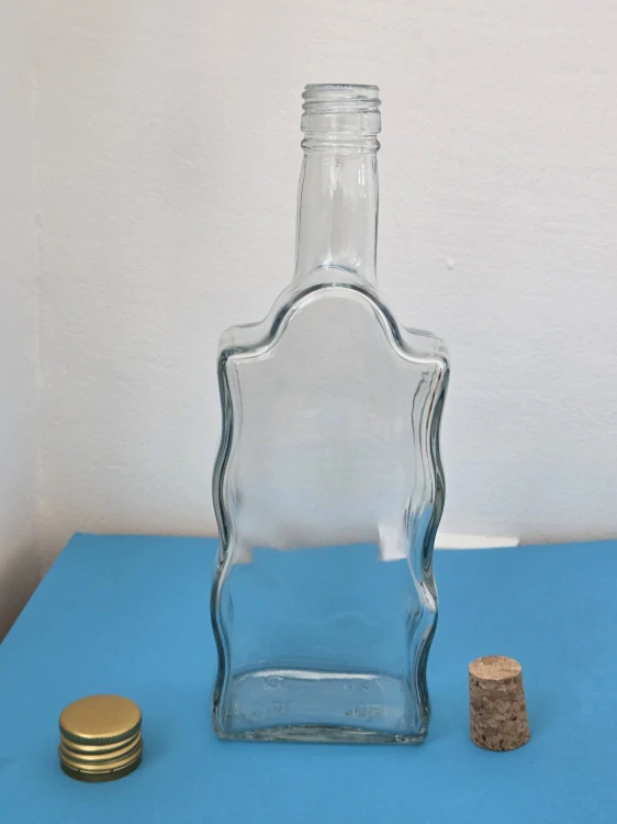 Personalizovaná hranatá sklenená fľaša s uzáverom 500 ml