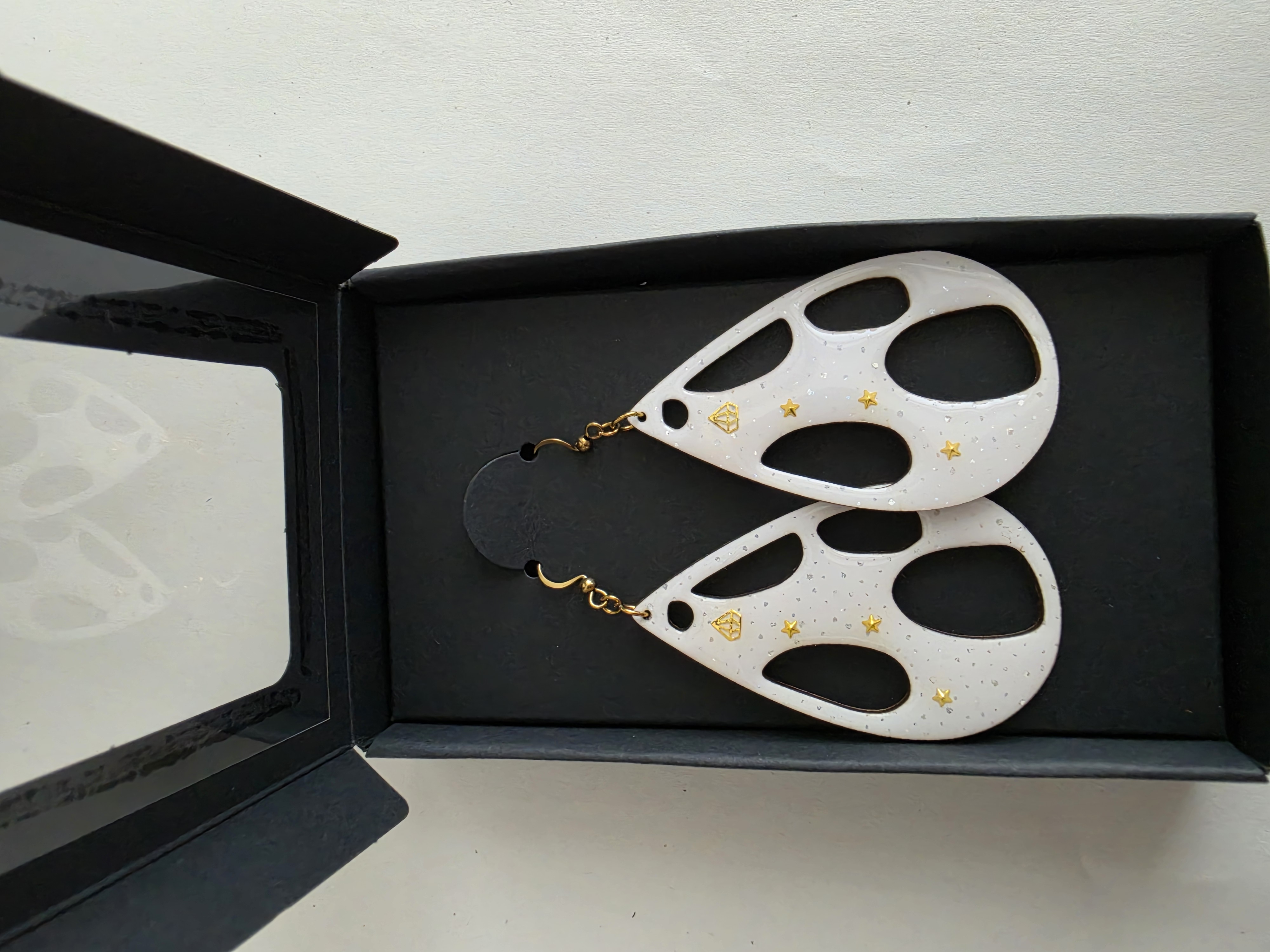 Biele visiace boho náušnice Slza so zlatými detailmi, živicou a 18k zlatom