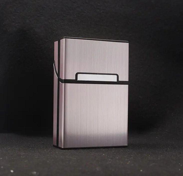 Elegantné puzdro na cigarety s personalizovaným koženým detailom